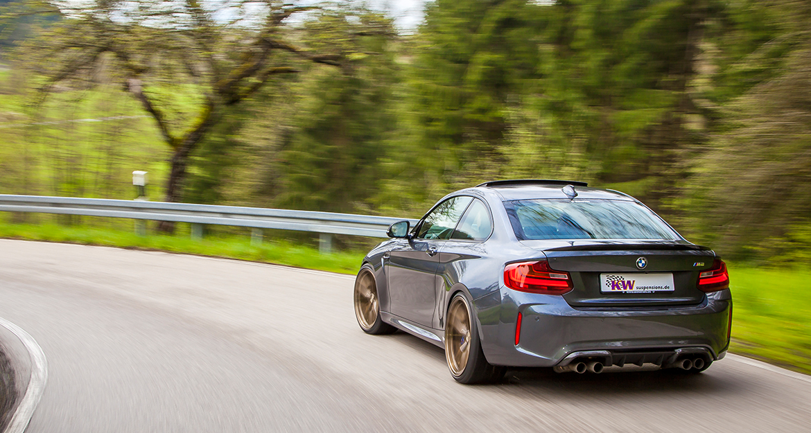 Die KW Gewindefahrwerke verleihen dem BMW M2 in jeder Fahrsituation maximalen Fahrspaß - auch auf Landstraßen.