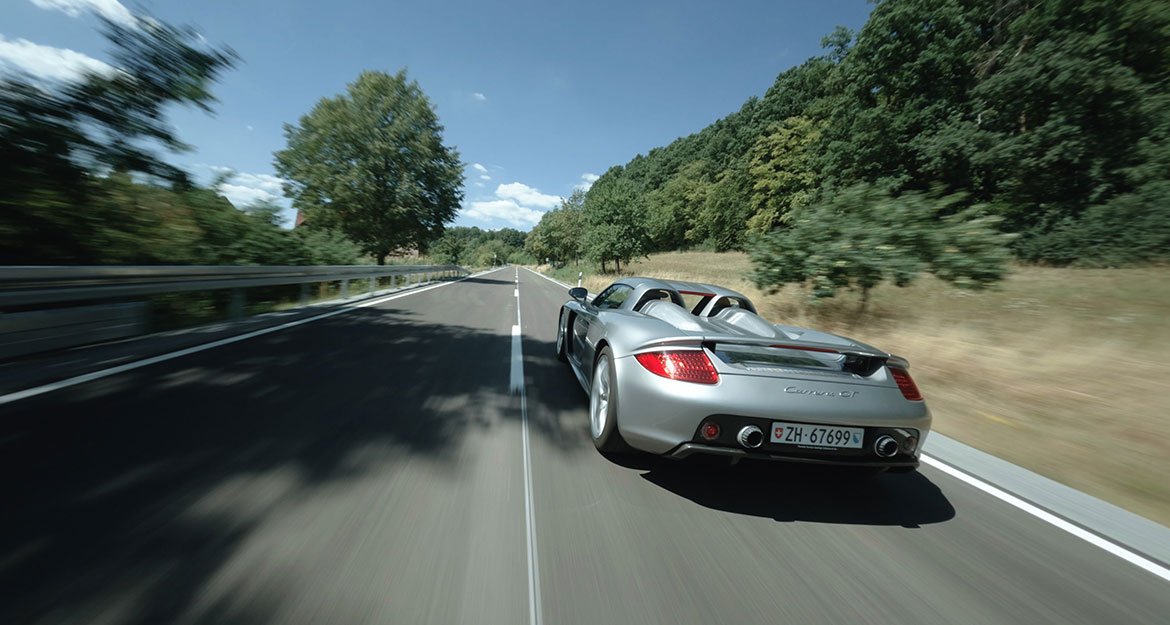 Der Porsche Supersportwagen heizt sportlich und ausbalanciert über die Straßen – dabei bringt er wahres Rennwagen-Flair mit