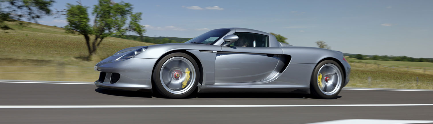 Der Porsche Carrera GT Supersportwagen wird mit unserem KW V5 Gewindefahrwerk veredelt. Optional kann man hierfür ein hydraulisches Liftsystem hinzubestellen.