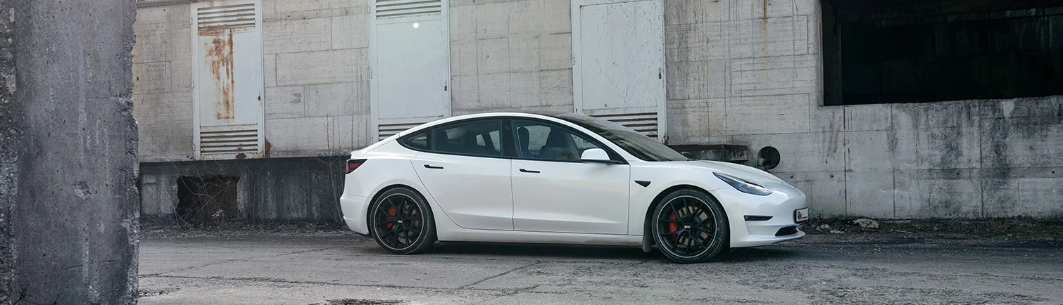 Das Tesla Model 3 in weißer Farbe fährt mit unserem KW V3 Leveling noch angenehmer